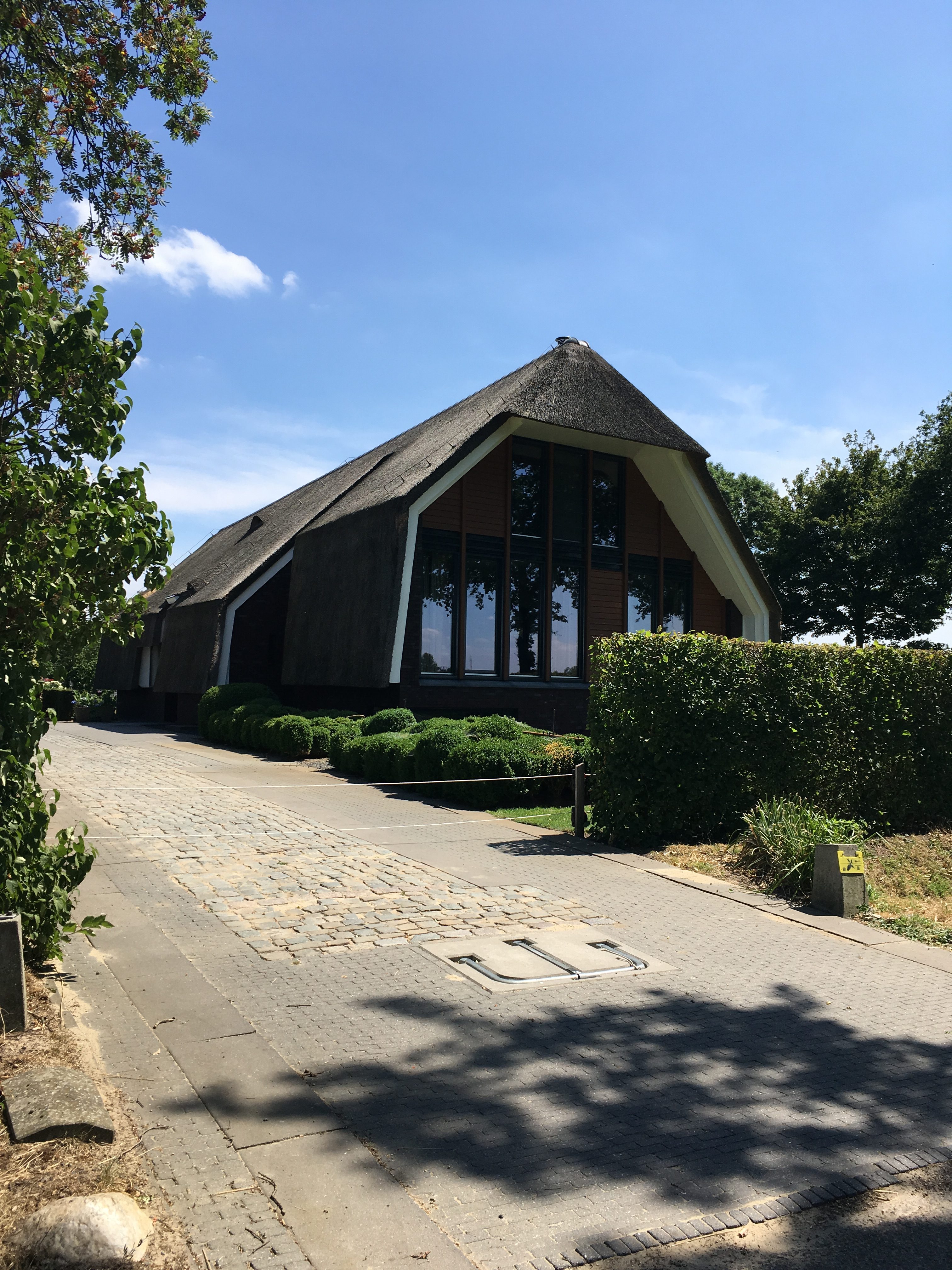 Modern thatch house outside Doesburg